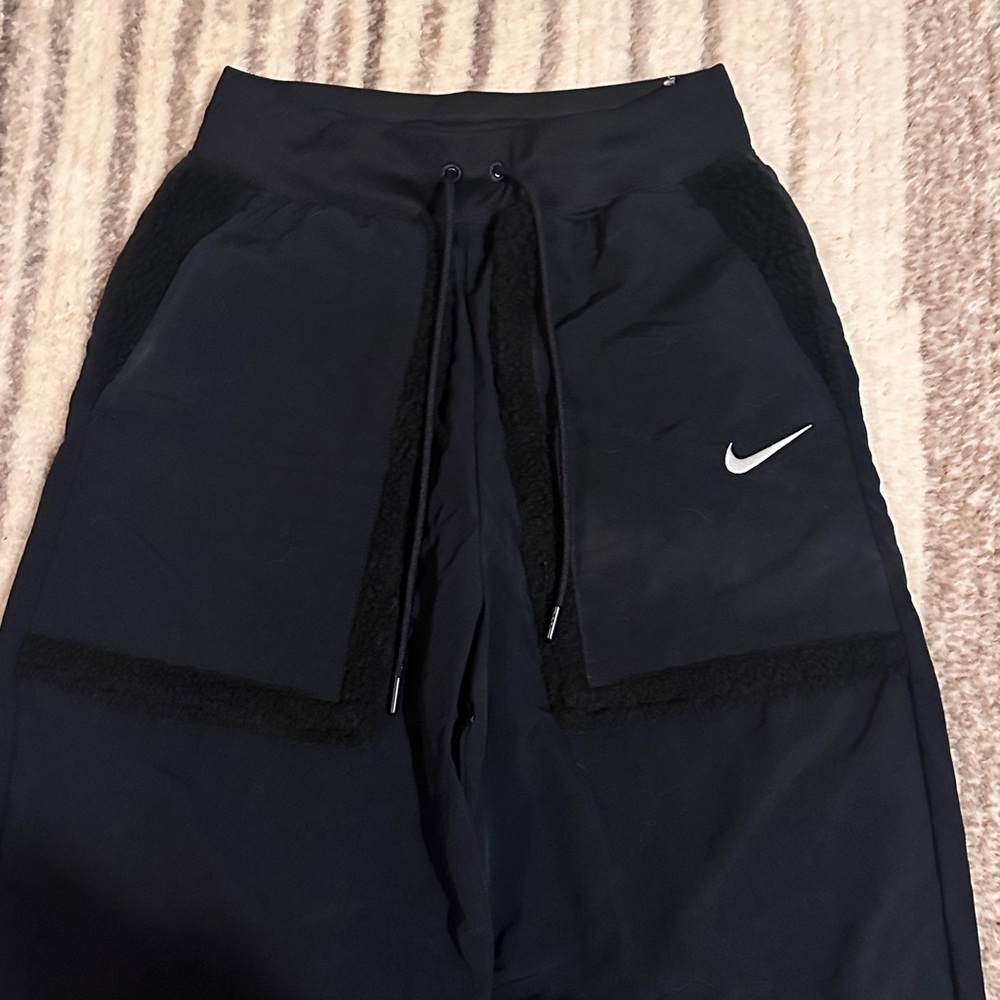 Nike Women’s Black Joggers with Sherpa outer-lined pockets. - Picture 4 of 4